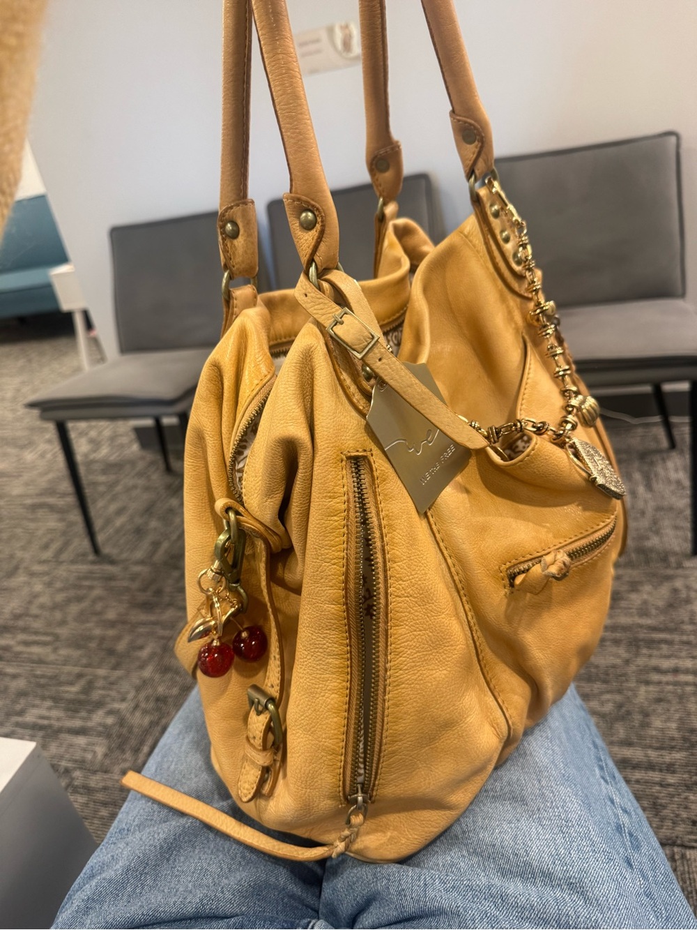 Free people Emerson tote in mustard color. Rare!! - Picture 3 of 4
